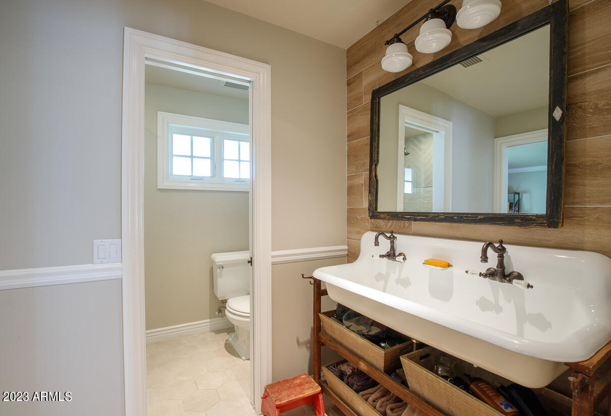 201 West Lamar Road Phoenix, AZ 85013 - Photo 26 of 51 Bathroom 2