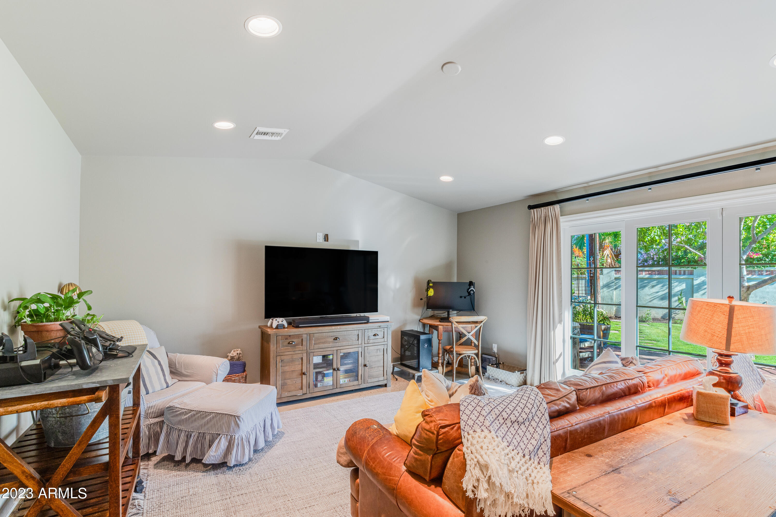 201 West Lamar Road Phoenix, AZ 85013 - Photo 30 of 51 Media/teen room