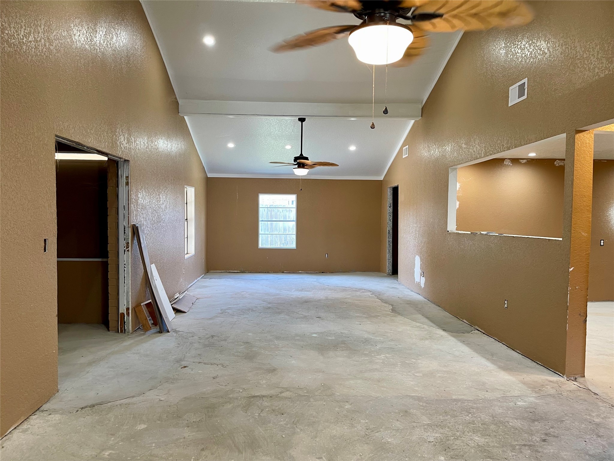 903 West 8th Street Freeport, TX 77541 - Photo 5 of 20 a view of a livingroom with a ceiling fan
