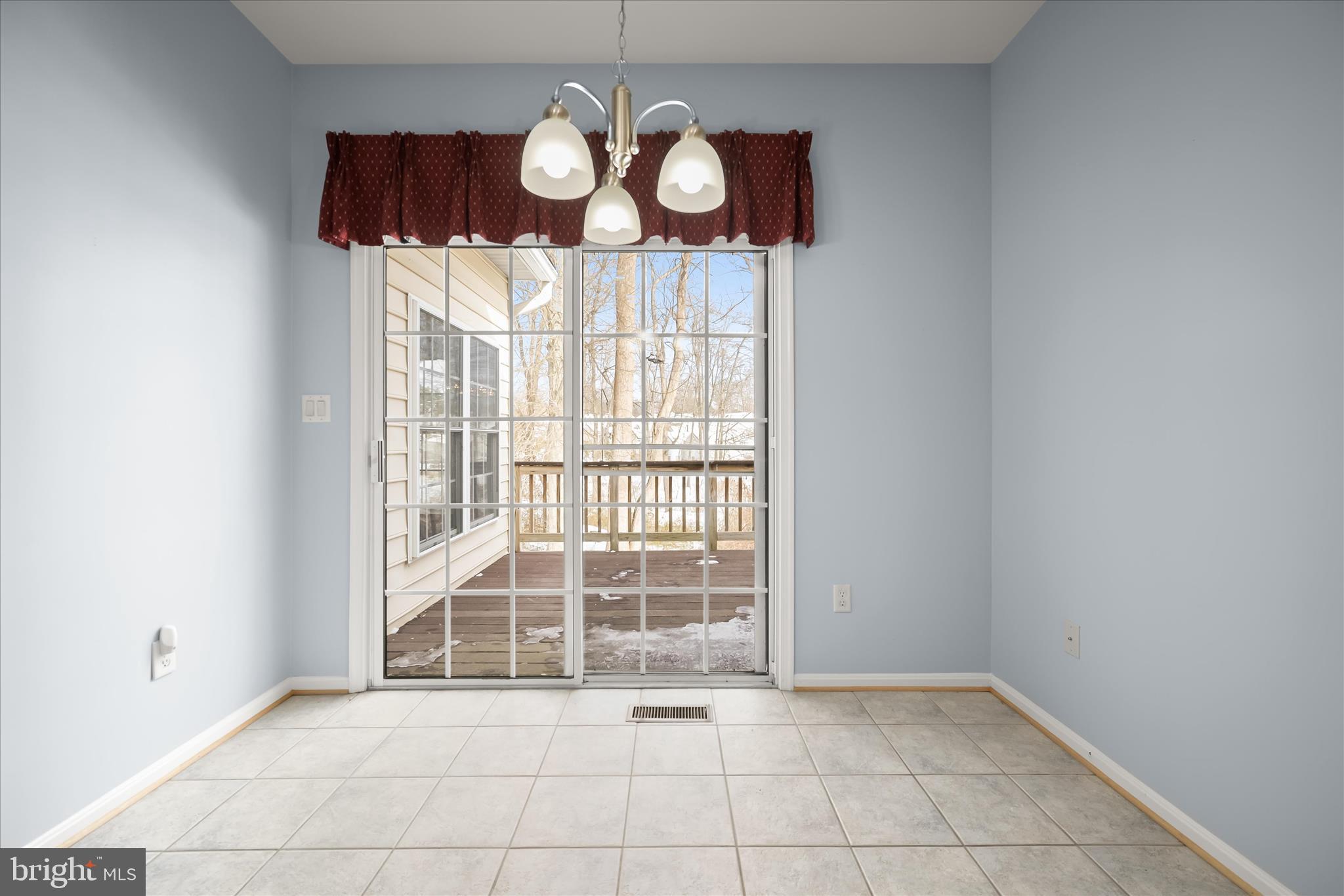 6428 Hickory Overlook, Unit 71 Columbia, MD 21044 - Photo 23 of 63 Breakfast Nook to Deck