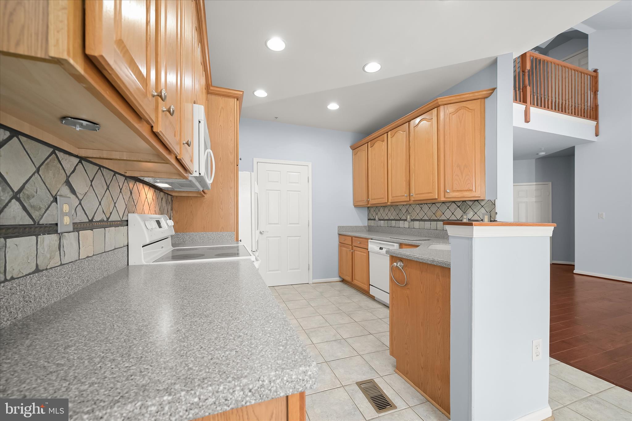 6428 Hickory Overlook, Unit 71 Columbia, MD 21044 - Photo 25 of 63 a view of entryway and kitchen