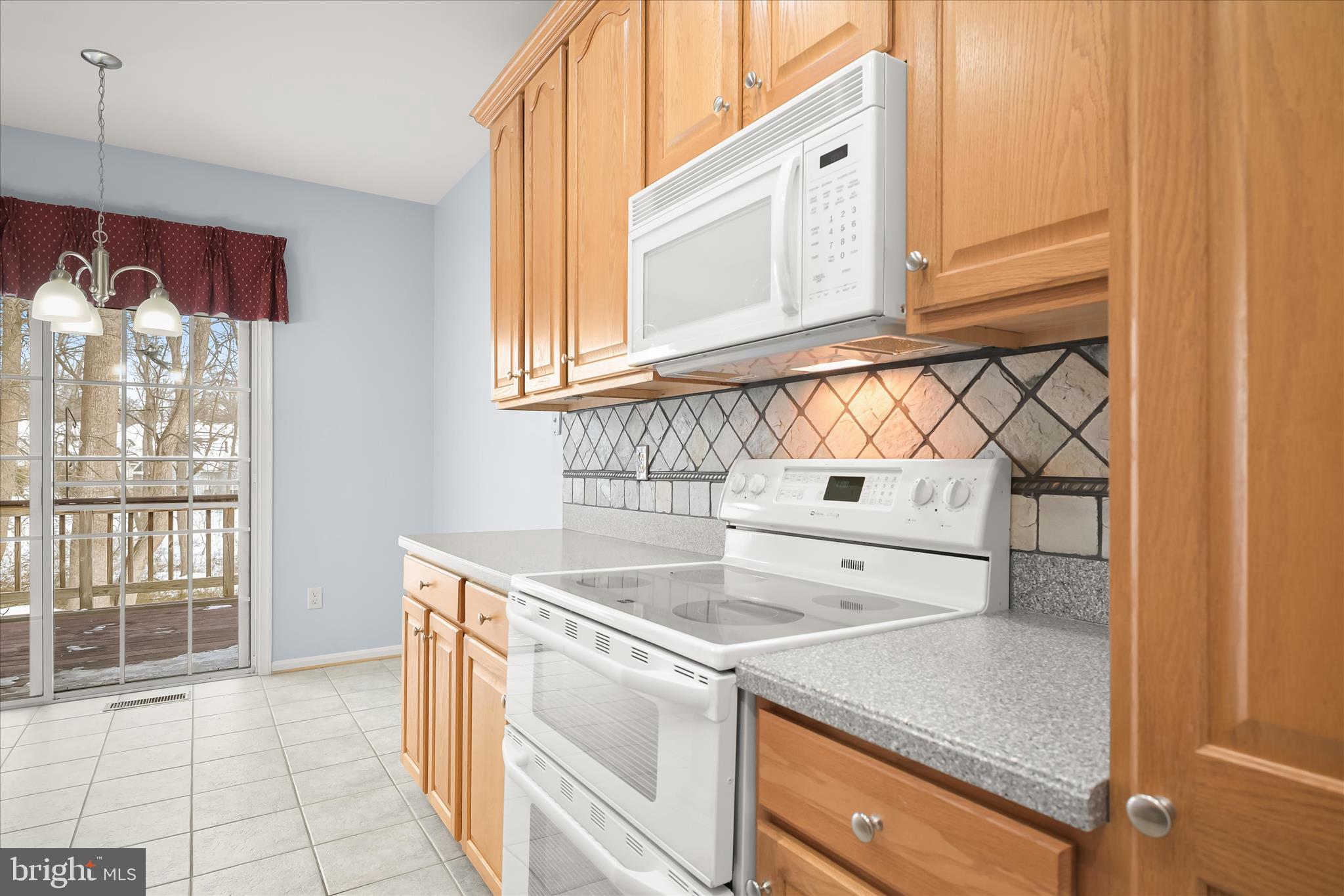6428 Hickory Overlook, Unit 71 Columbia, MD 21044 - Photo 31 of 63 Built In Microwave & Electric Cooking Stove
