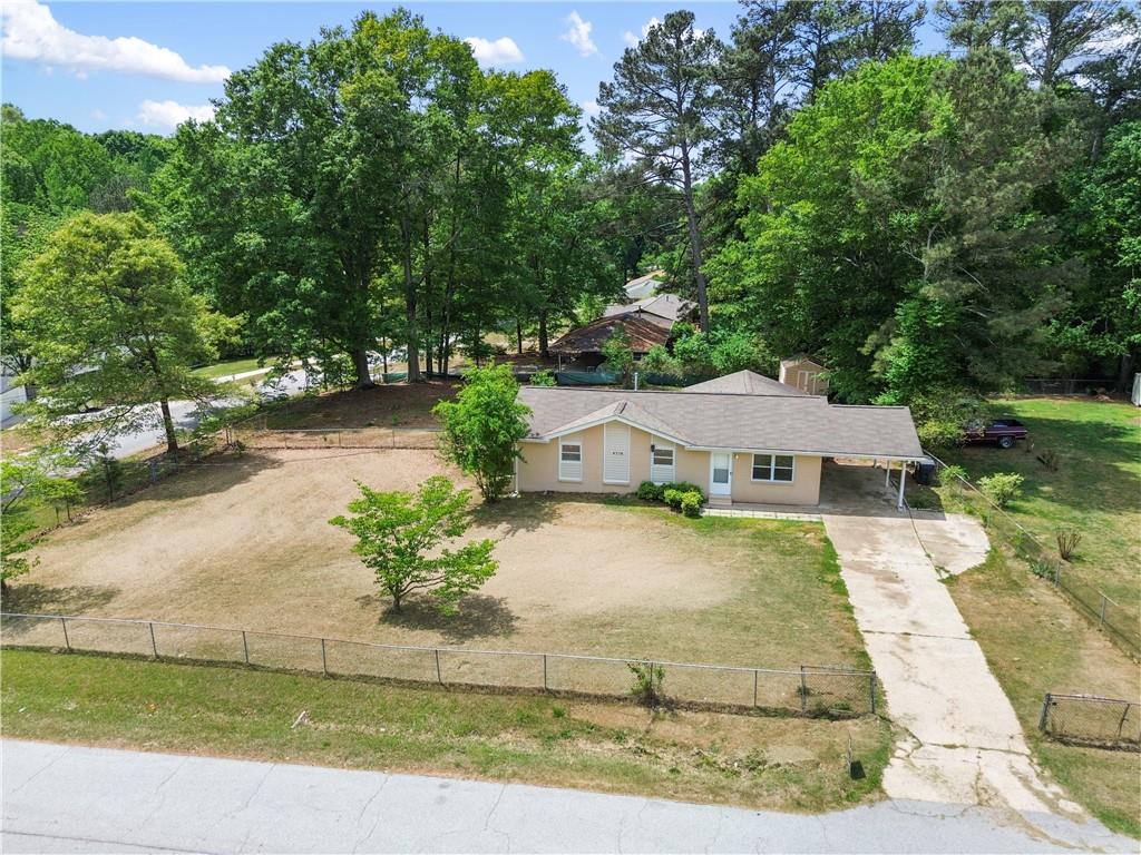 a view of a house with a yard