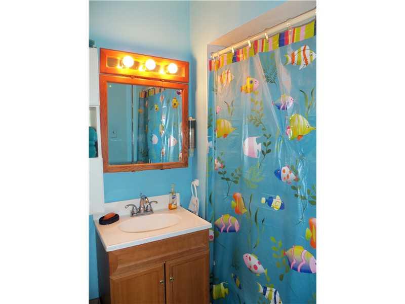 29 Highland Avenue McKees Rocks, PA 15136 - Photo 12 of 15 Full Bath.