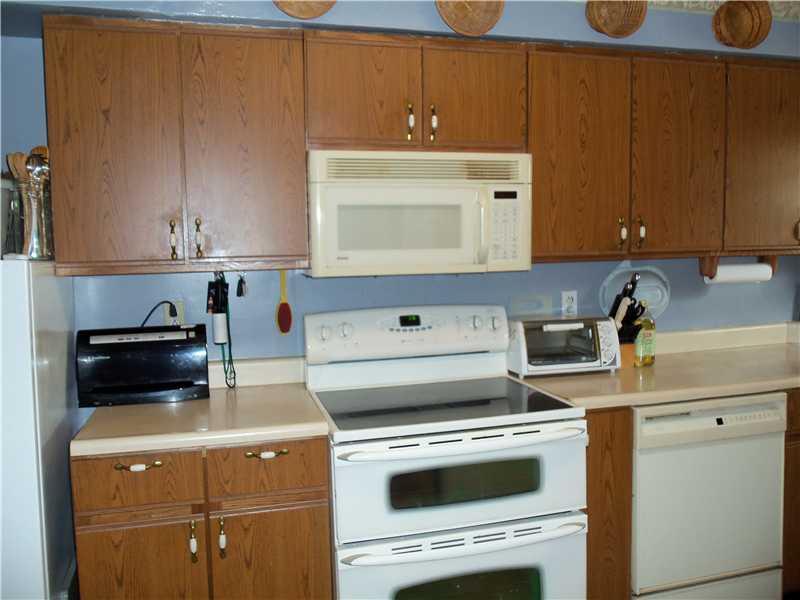 29 Highland Avenue McKees Rocks, PA 15136 - Photo 8 of 15 Kitchen.