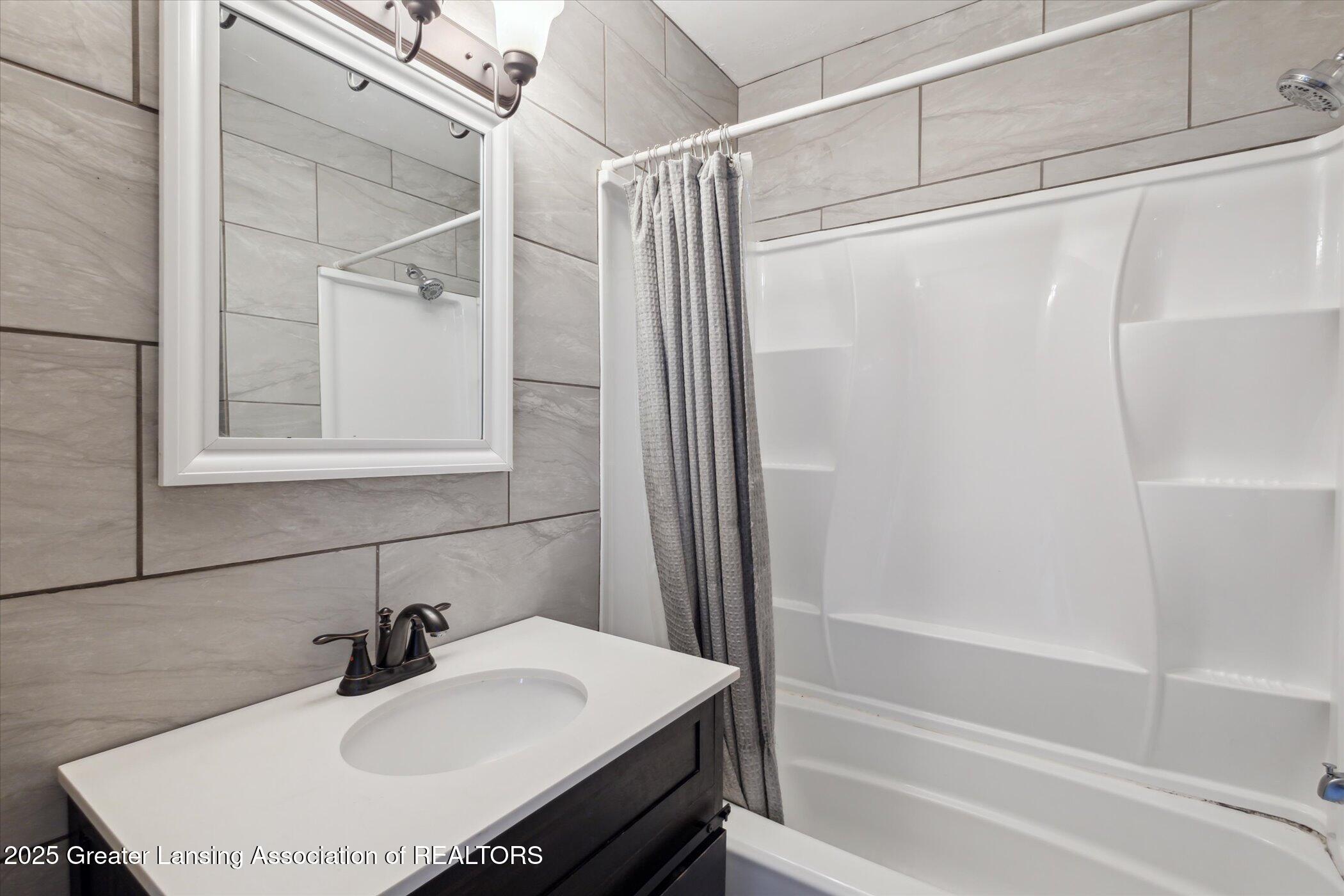 6050 South Waverly Road Lansing, MI 48911 - Photo 17 of 40 20-6050-S-Waverly-Rd-Lansing-MI-48911-Wi