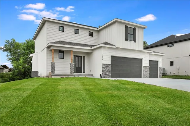 $639,900 | 3904 Southwest Flintrock Drive, Lee's Summit, MO 64082