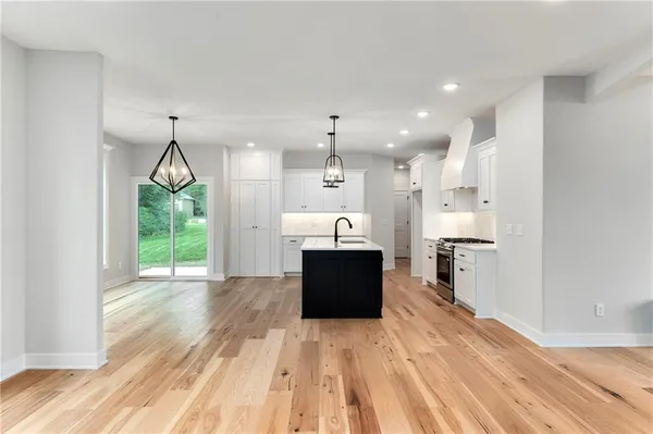 $639,900 | 3904 Southwest Flintrock Drive, Lee's Summit, MO 64082