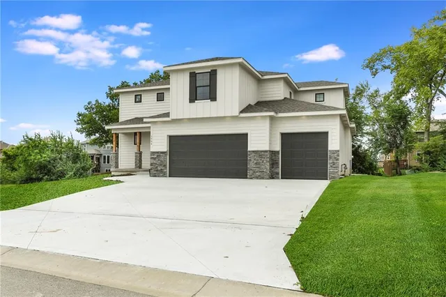 $639,900 | 3904 Southwest Flintrock Drive, Lee's Summit, MO 64082