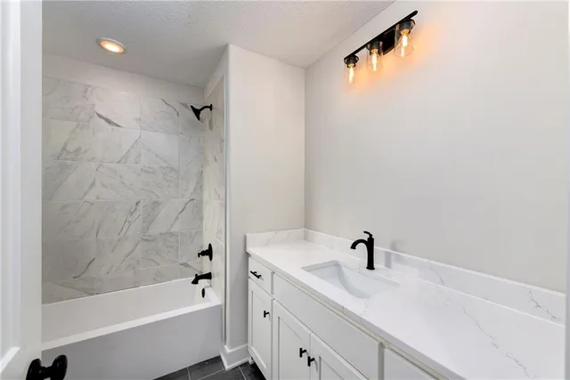 $639,900 | 3904 Southwest Flintrock Drive, Lee's Summit, MO 64082