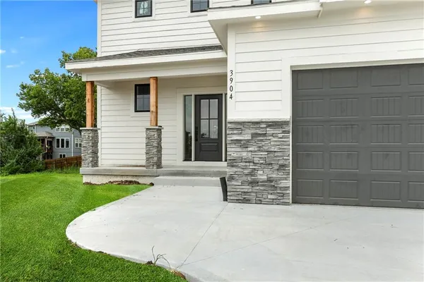 $639,900 | 3904 Southwest Flintrock Drive, Lee's Summit, MO 64082