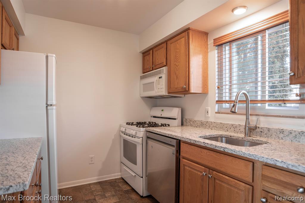 421 Miller Avenue Rochester, MI 48307 - Photo 2 of 20