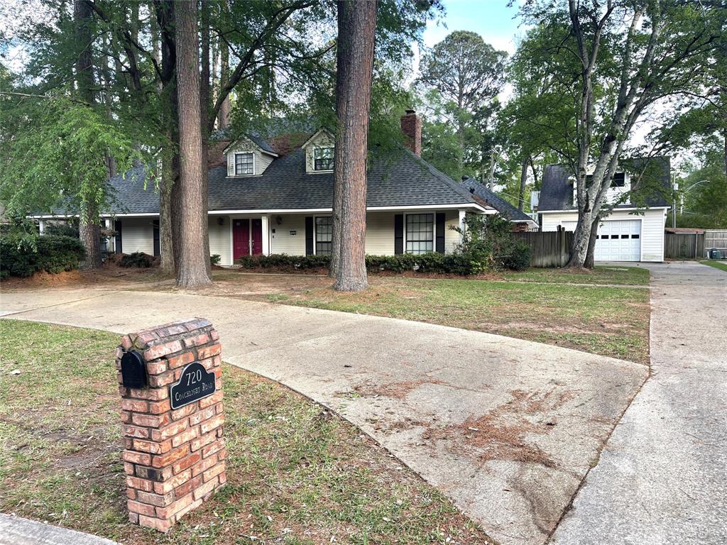 720 Coachlight Road Shreveport, LA 71106 - Photo 1 of 22 Front of home with circular driveway and additional 2 car garage and shop in rear