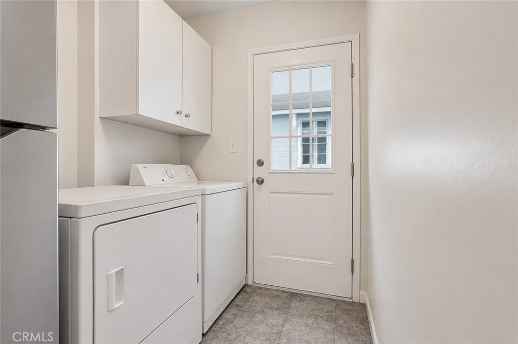 2209 Queensberry Road Pasadena, CA 91104 - Photo 17 of 44 a utility room with dryer and washer