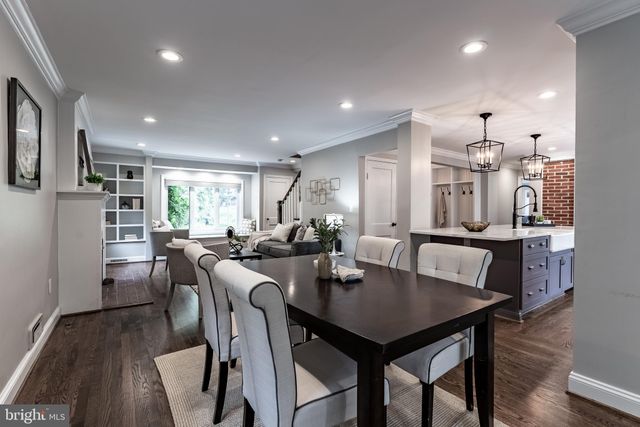 a view of a back yard