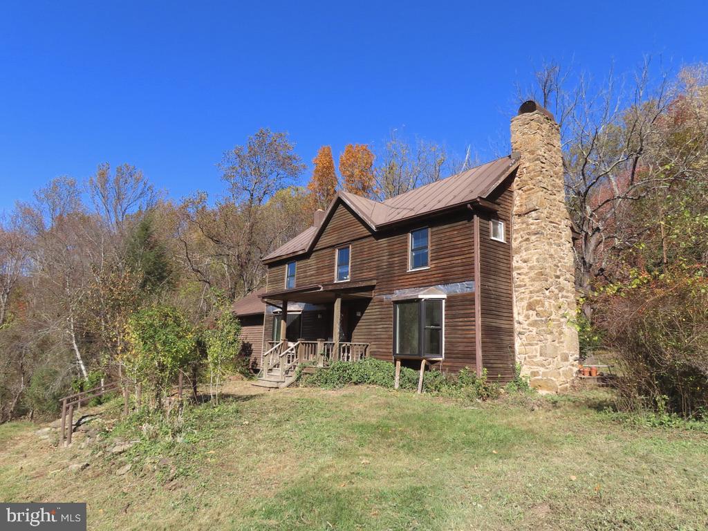 1890 Farmhouse ... waiting to shine again!