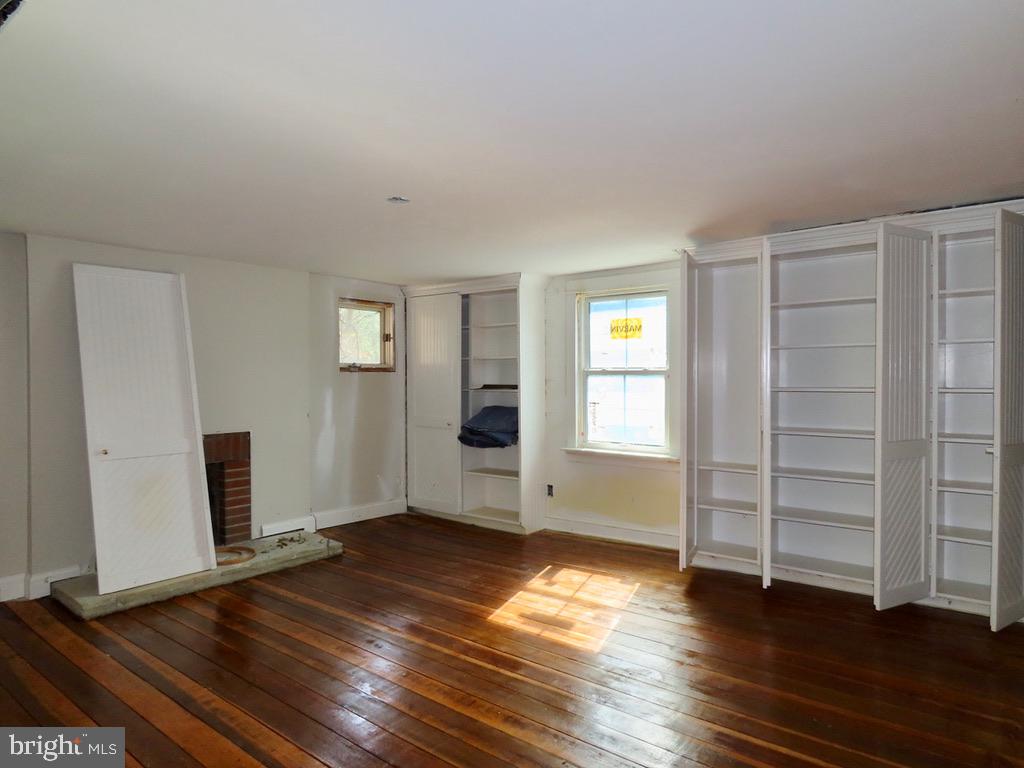 172 Keyser Run Road Washington, VA 22747 - Photo 18 of 36 15' X 15' Primary Bedroom
