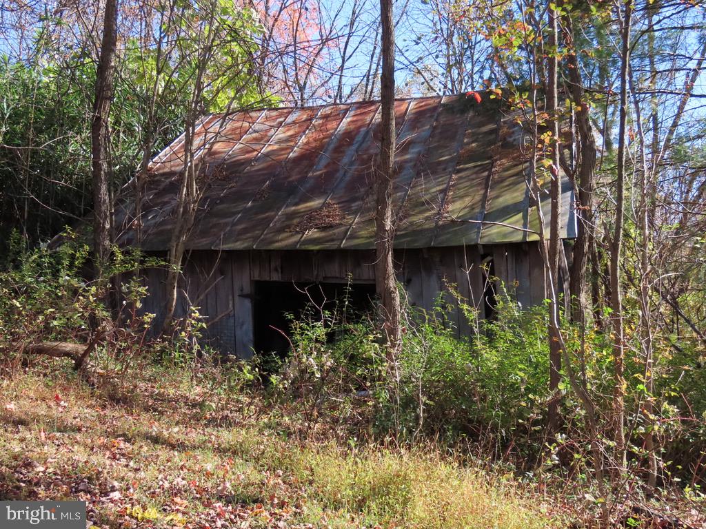 172 Keyser Run Road Washington, VA 22747 - Photo 25 of 36 Log barn