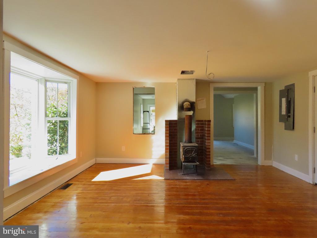 172 Keyser Run Road Washington, VA 22747 - Photo 8 of 36 15.2' X 15.5' Living Room