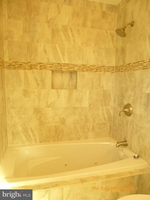 7935 Ellet Road Springfield, VA 22151 - Photo 14 of 30 a bathroom with a bathtub