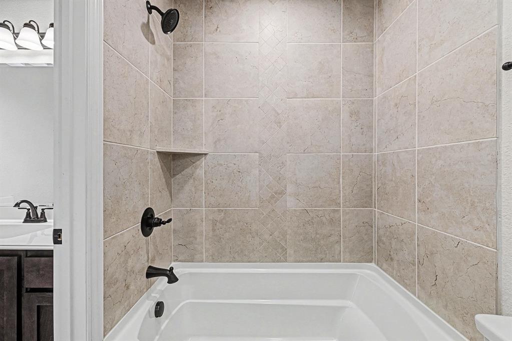 1080 Canuela Way Justin, TX 76247 - Photo 32 of 40 a bathroom with a bathtub