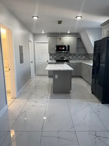 $1,990 | 321 Avenue C, Unit 3, Bayonne, NJ 07002