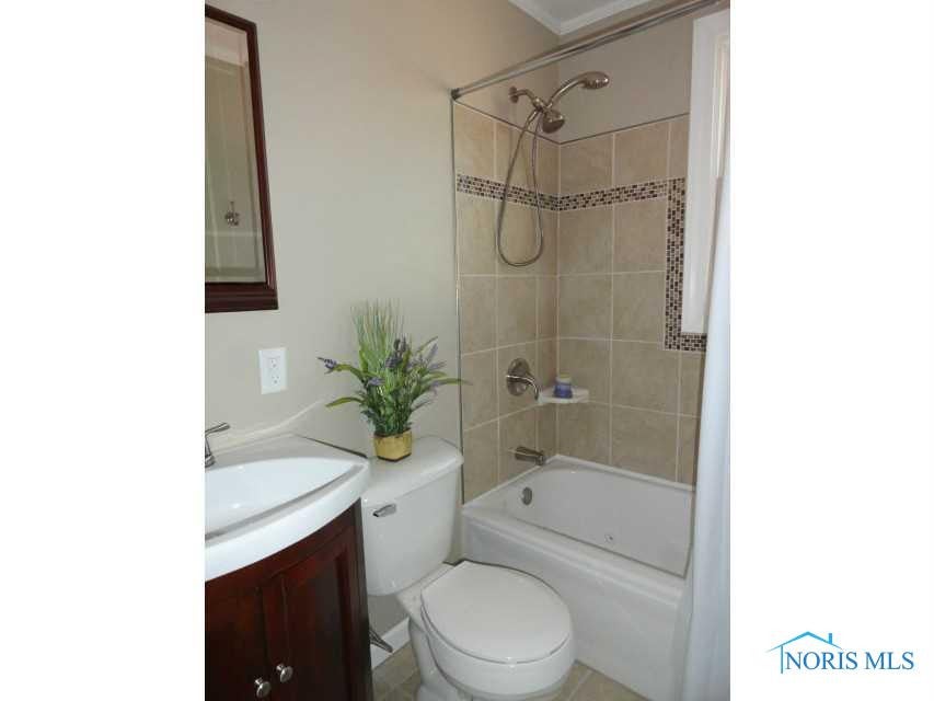 1171 Craig Road Maumee, OH 43537 - Photo 9 of 20 Full Bath.