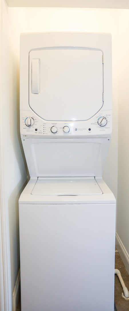 8651 West Foster Avenue, Unit 3A Chicago, IL 60656 - Photo 11 of 17 a utility room with dryer and washer