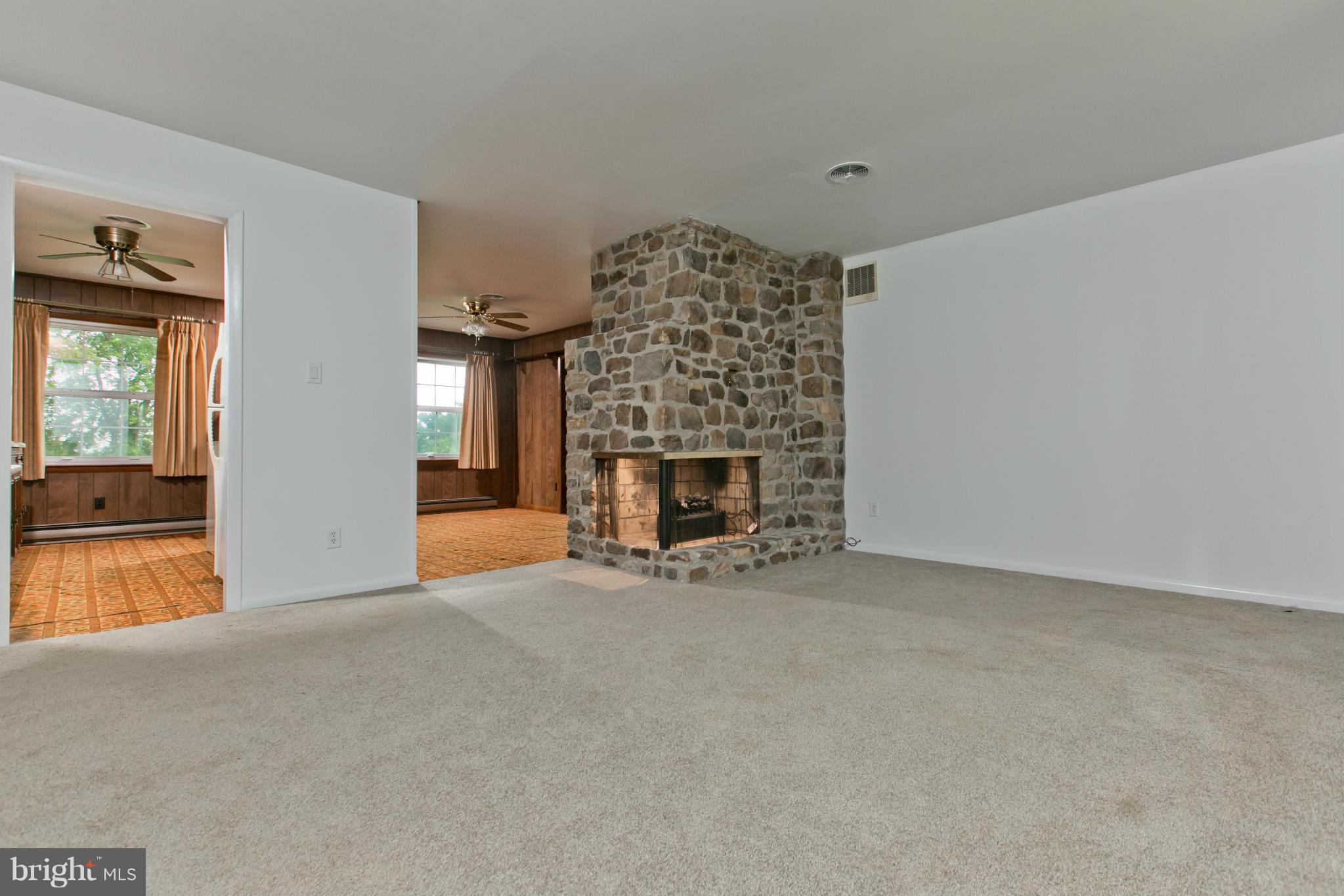 13126 Edgemont Road Smithsburg, MD 21783 - Photo 3 of 30 Living Room