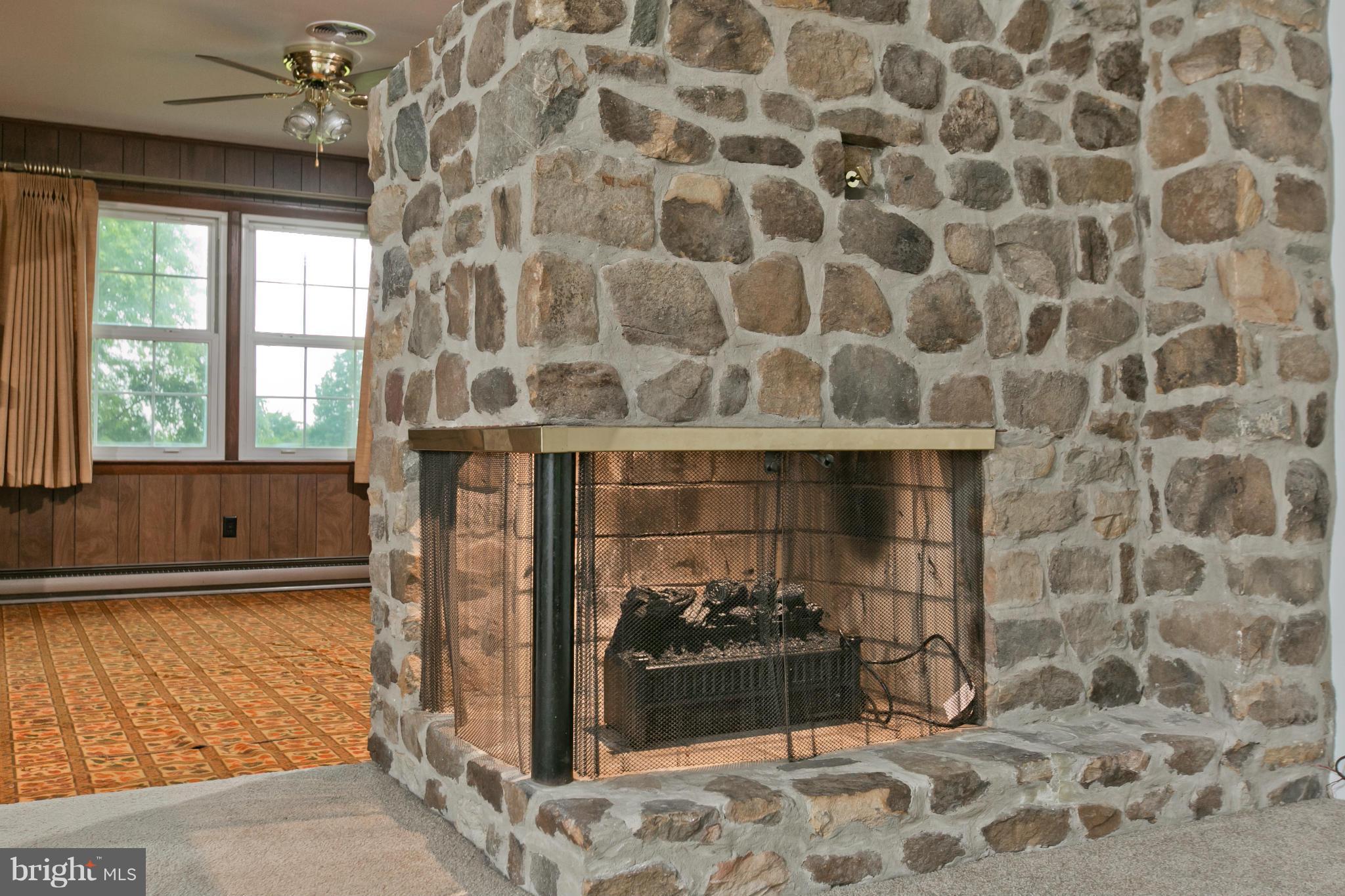 13126 Edgemont Road Smithsburg, MD 21783 - Photo 4 of 30 Living Room