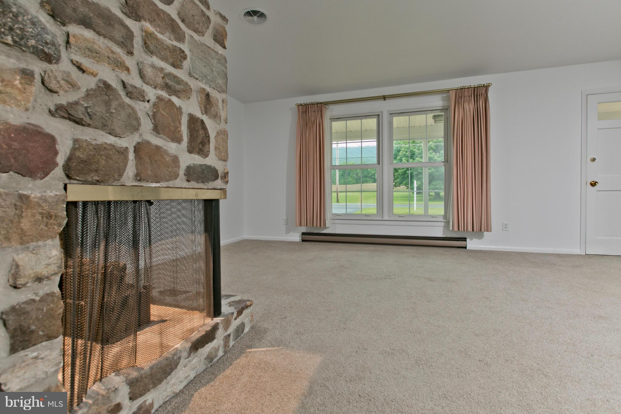 13126 Edgemont Road Smithsburg, MD 21783 - Photo 5 of 30 Living Room