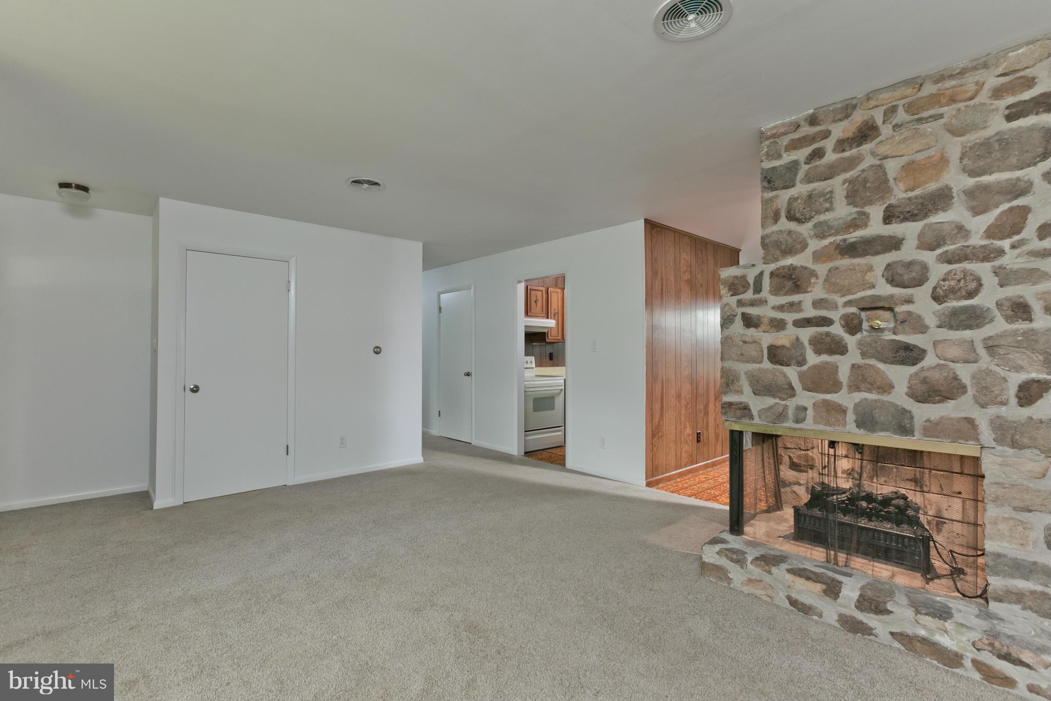 13126 Edgemont Road Smithsburg, MD 21783 - Photo 6 of 30 Living Room