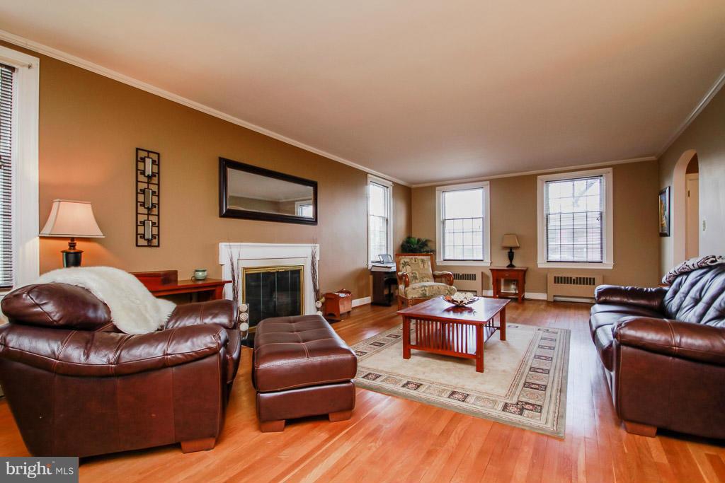 7501 York Road Baltimore, MD 21204 - Photo 2 of 30 Living Room