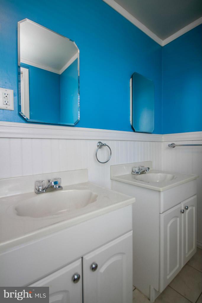 7501 York Road Baltimore, MD 21204 - Photo 20 of 30 Upper Level Hall Bath