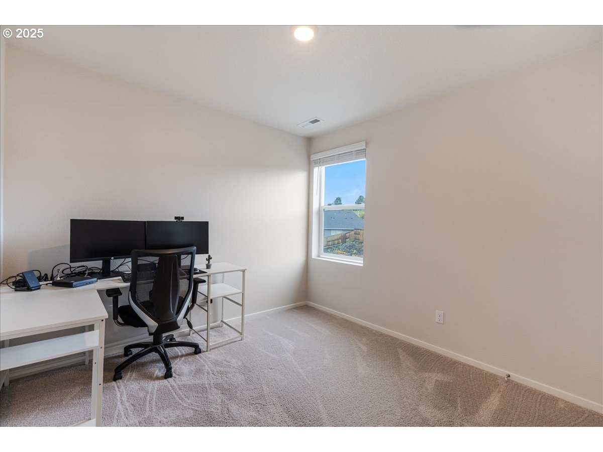 3499 Southeast Paropa Avenue Gresham, OR 97080 - Photo 28 of 48 a workspace with furniture and a window
