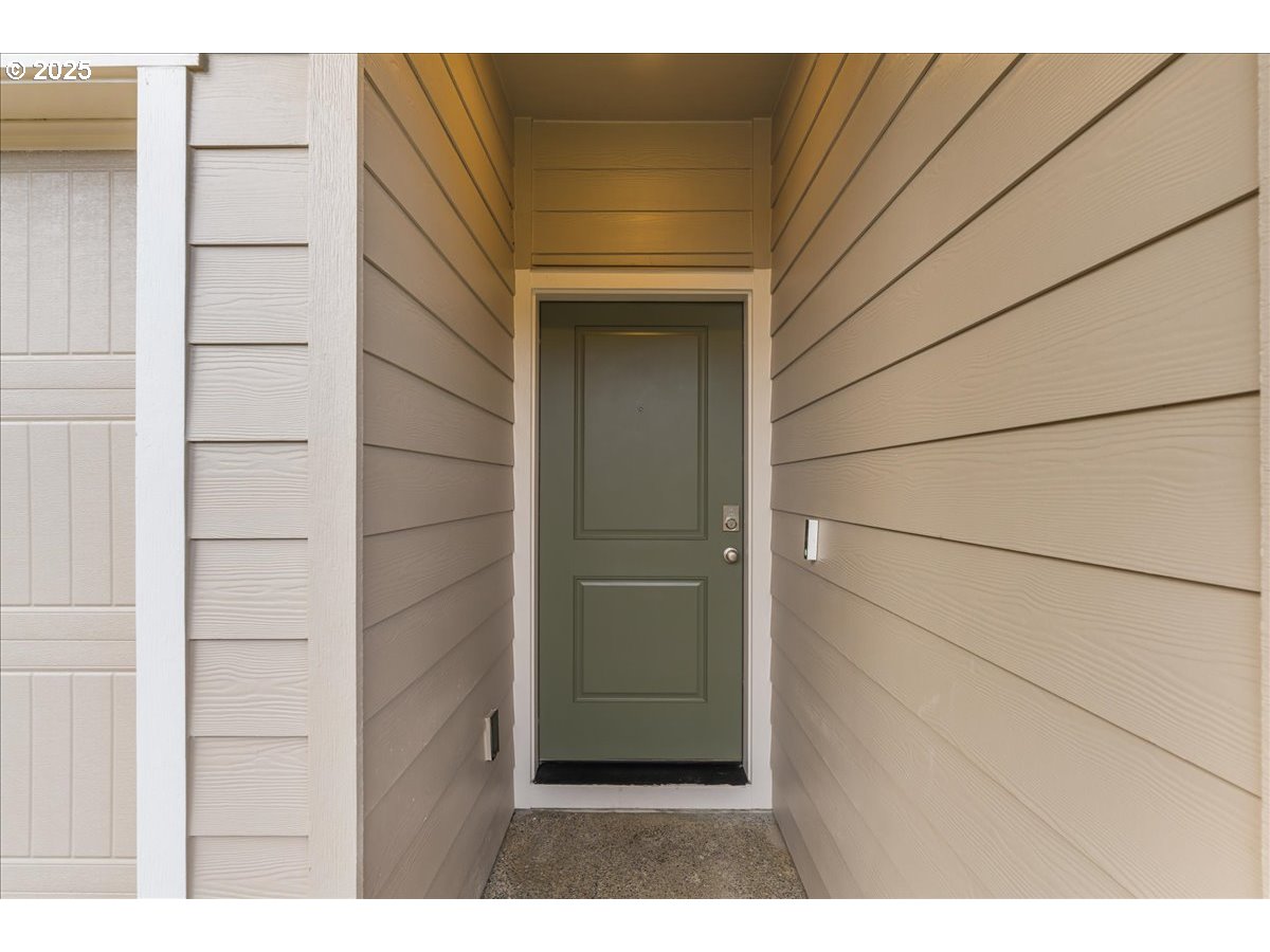 3499 Southeast Paropa Avenue Gresham, OR 97080 - Photo 7 of 48 a black and white wall