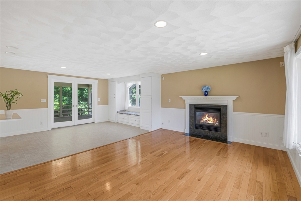 14 Raymond Road Chelmsford, MA 01824 - Photo 4 of 35