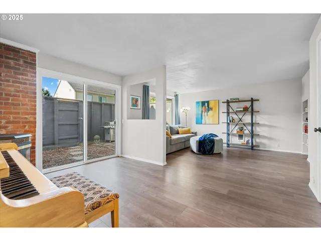 $292,000 | 251 Northeast Village Squire Avenue, Unit 2, Gresham, OR 97030