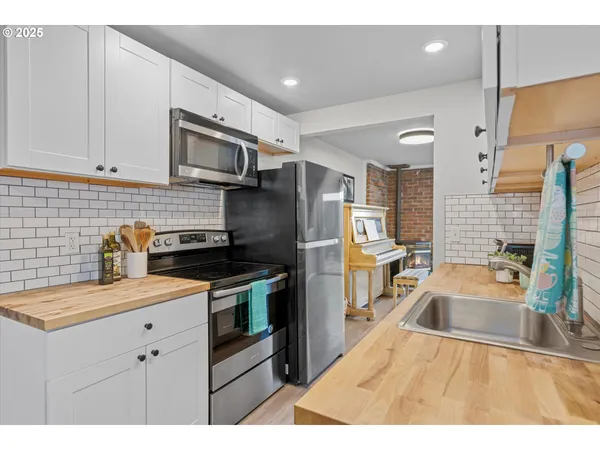 $277,400 | 251 Northeast Village Squire Avenue, Unit 2, Gresham, OR 97030