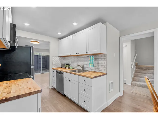 $292,000 | 251 Northeast Village Squire Avenue, Unit 2, Gresham, OR 97030