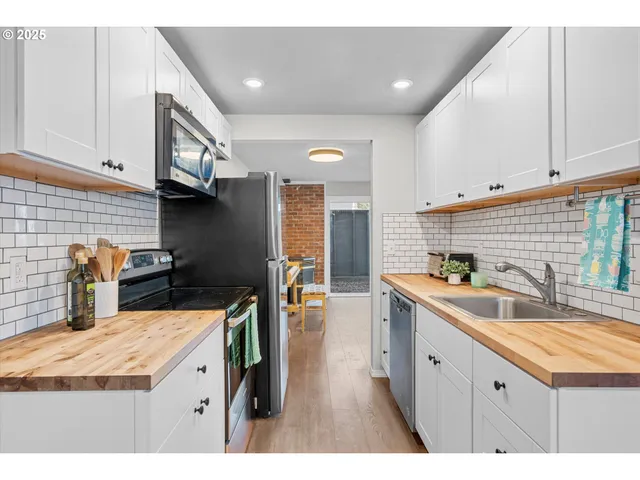 $292,000 | 251 Northeast Village Squire Avenue, Unit 2, Gresham, OR 97030