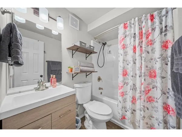 $277,400 | 251 Northeast Village Squire Avenue, Unit 2, Gresham, OR 97030