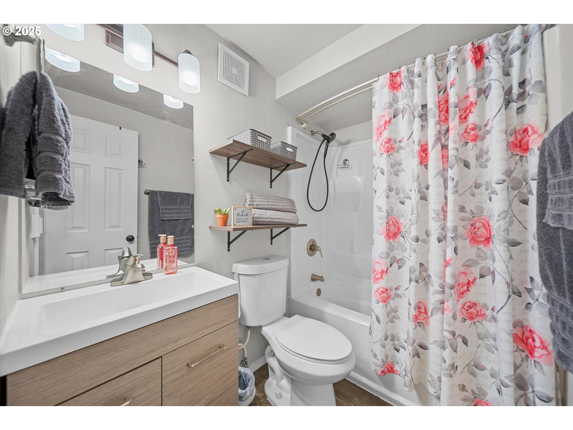 251 Northeast Village Squire Avenue, Unit 2 Gresham, OR 97030 - Photo 23 of 37 Bathroom