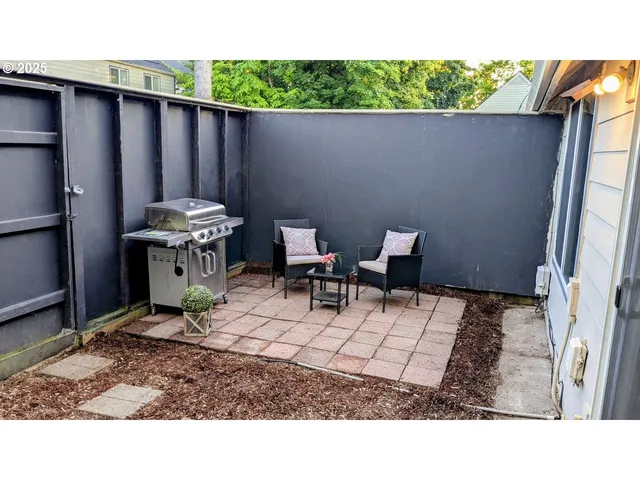 $292,000 | 251 Northeast Village Squire Avenue, Unit 2, Gresham, OR 97030