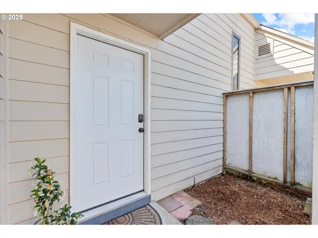$292,000 | 251 Northeast Village Squire Avenue, Unit 2, Gresham, OR 97030