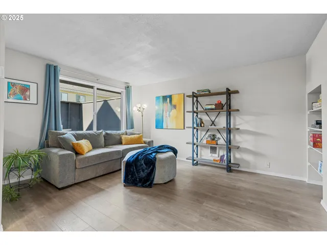 $292,000 | 251 Northeast Village Squire Avenue, Unit 2, Gresham, OR 97030