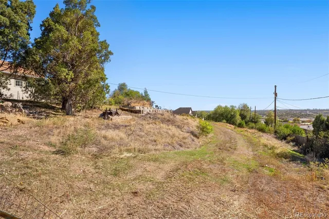 a view of a dry yard