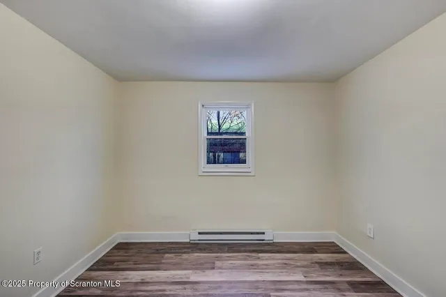 $1,200 | 142-144 Market Street, Moscow, PA 18444