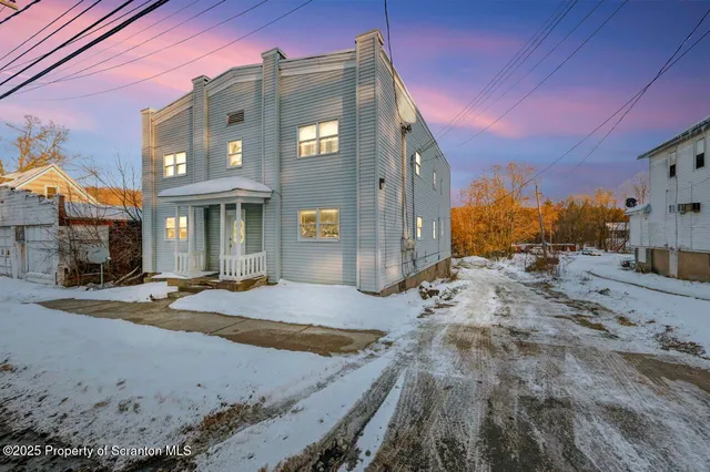 $1,200 | 142-144 Market Street, Moscow, PA 18444