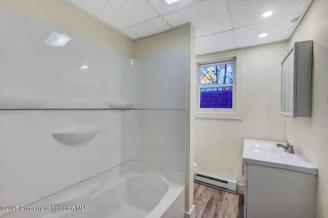 $1,200 | 142-144 Market Street, Moscow, PA 18444